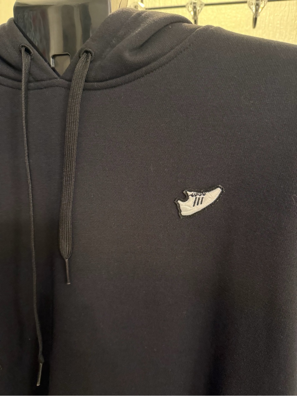 Adidas Originals Undeniable Sneaker Patch Pullover Hoodie Black Men's L $35 GUC